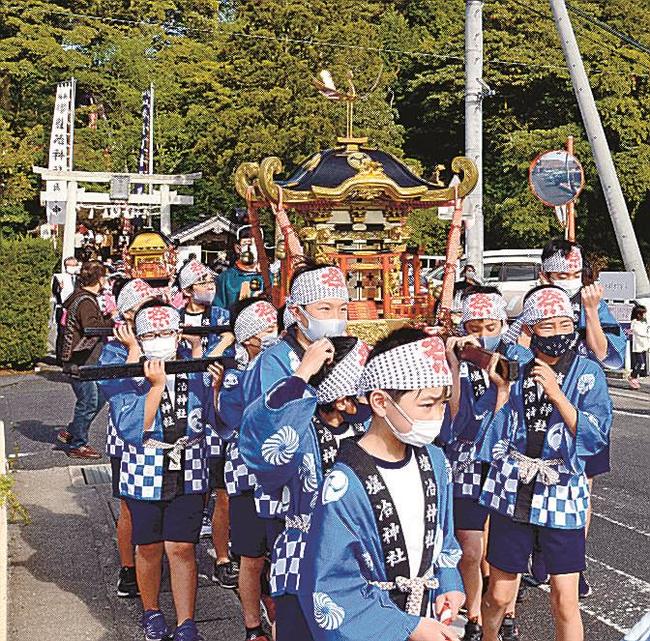 みこしを担いで塩冶神社の参道を練り歩く子どもたち＝出雲市上塩冶町
