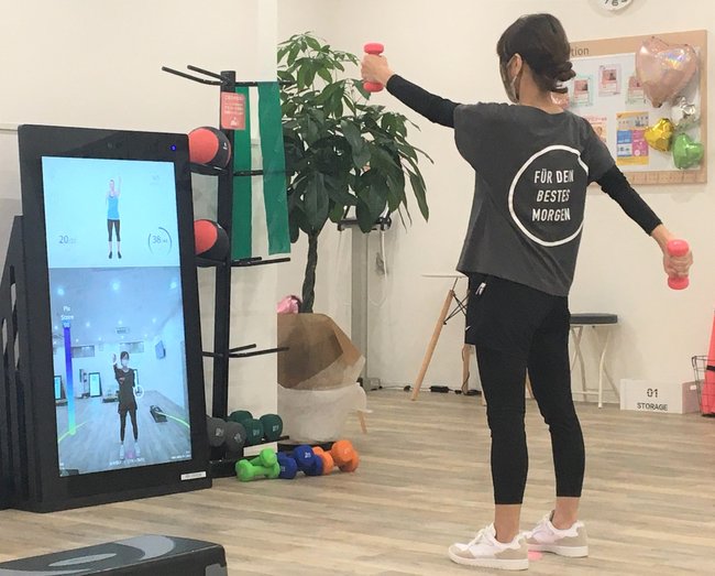 ＡＩ（人工知能）を活用したフィットネスが松江市内にオープンした。どのようにＡＩを使い、どんな運動ができるのか。トレーニングを体験してみた＝松江市東津田町、ファディー松江東津田店