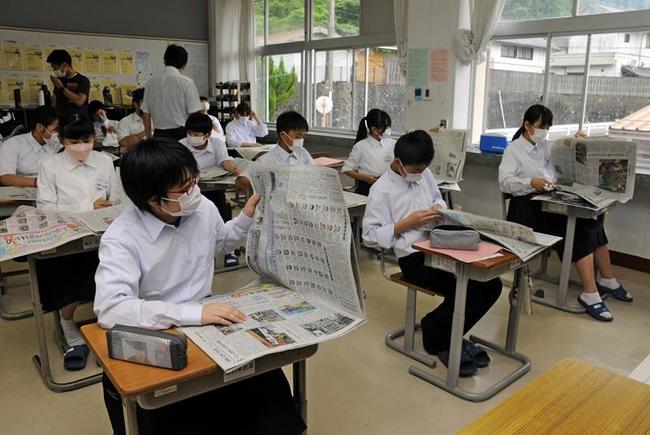 情報量の多さに苦戦しながら新聞クイズの解答を探す生徒＝島根県津和野町町田、津和野中学校
