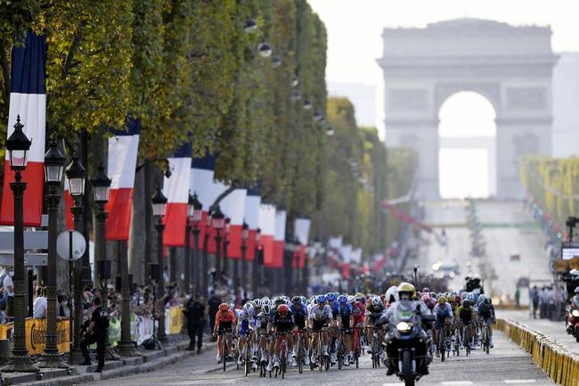 「ツール・ド・フランス」の最終ステージでパリのシャンゼリゼ通りを走る選手たち＝２０２０年７月