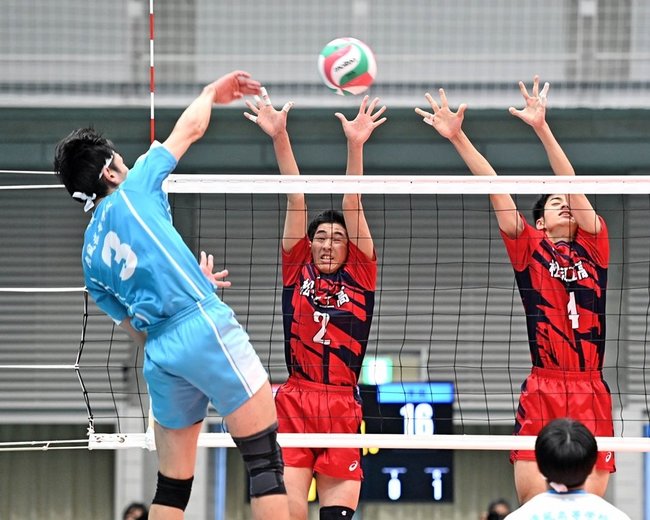 【男子２回戦・松江工－清風】第２セット、スパイクをブロックする松江工の井山太智（左から２人目）と石橋隼人（同３人目）＝東京体育館