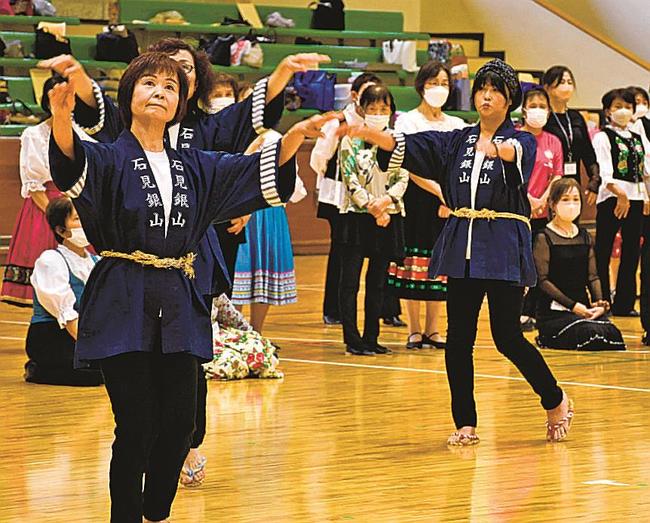 石見銀山捲き上げ節を披露する地元住民＝大田市大田町、市総合体育館
