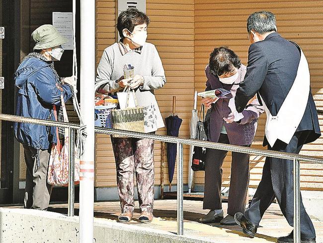 街頭演説場所で候補者と握手する市民＝江津市内