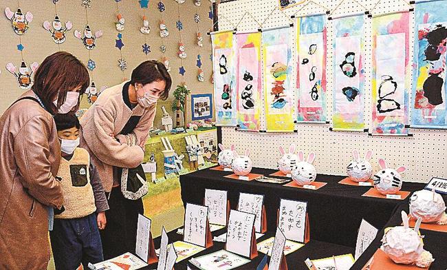 子どもたちの個性豊かな作品に見入る来館者＝出雲市平田町、平田本陣記念館