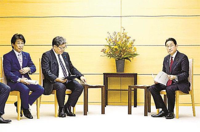 自民党の萩生田政調会長（左から２人目）らから経済対策の策定に向けた提言を受け取った岸田文雄首相（右）＝１７日、首相官邸