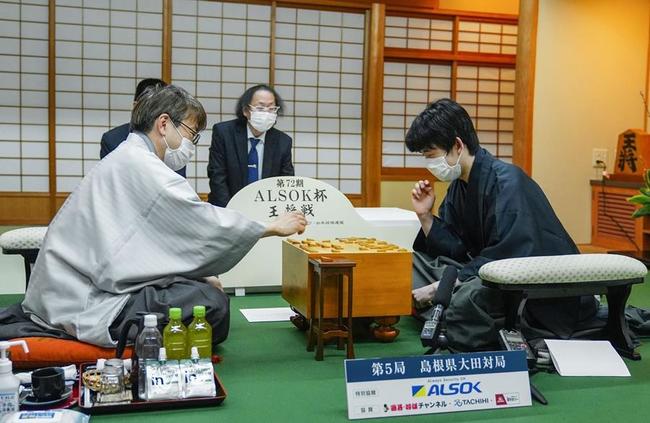 将棋の第７２期王将戦７番勝負の第５局で羽生善治九段（左）を破って初防衛にあと１勝とし、感想戦で対局を振り返る藤井聡太王将＝２６日午後、大田市三瓶町の国民宿舎さんべ荘（代表撮影）