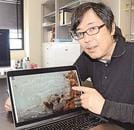 調べたダイオウイカの精子塊の画像を示す広橋教貴教授〓（?）松江市西川津町、島根大