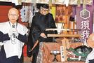 刀について説明する三上高慶さん（左）と勝部和承宮司＝雲南市大東町須賀、須我神社