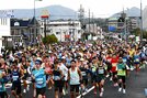 号砲とともに一斉に走り出すランナー＝松江市学園南１丁目