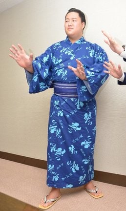 ポーズして記念撮影に納まる三島さん=松江市末次町