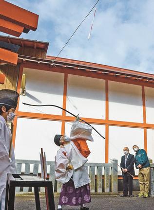 「ヤーッ」という掛け声とともに矢を放つ河合鎮徳宮司（中央）＝鳥取県琴浦町箆津、伯耆稲荷神社