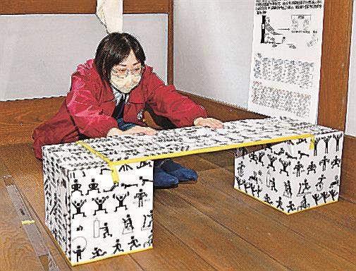 長座体前屈のコーナーで実際に測定する桑原優子さん＝島根県津和野町邑輝、「医食の学び舎　旧畑迫病院」