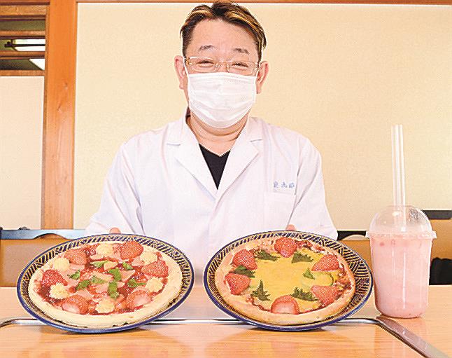 新作料理を披露する池田純店主。左からいちごスイーツピザ、いちごピザ、いちご甘酒シェイク＝安来市南十神町、定九郎