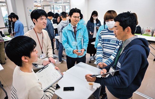 住民と意見交換する島根県立大の学生ら＝浜田市田町、市まちなか交流プラザ