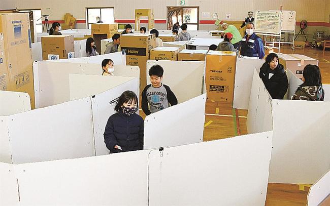 道路標識が設置された巨大迷路を楽しむ子どもたち＝島根県邑南町高見、高原体育館