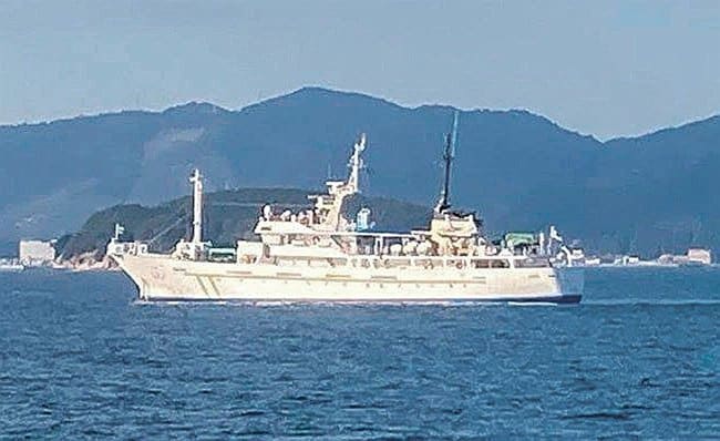 航行中に火災が発生した航海実習船「若鳥丸」=11日午後2時35分ごろ、高松市沖(高松海上保安部提供)