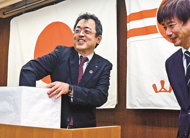 抽選する日産サティオ島根の伊藤暁生（左）＝松江市殿町、山陰中央新報社