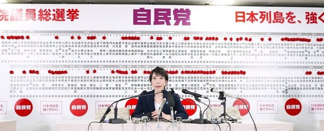 当確者のバラの前で、メディアのインタビューに答える自民党総裁の高市早苗首相=8日午後10時6分、東京・永田町の党本部