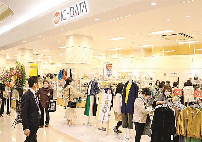一畑百貨店のサテライト店で品定めをする来店客＝出雲市大塚町、ゆめタウン出雲