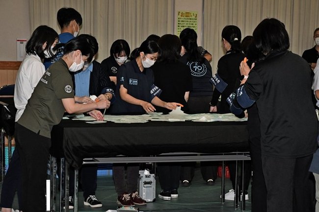 開票作業を進める益田市職員＝益田市須子町、市人権センター