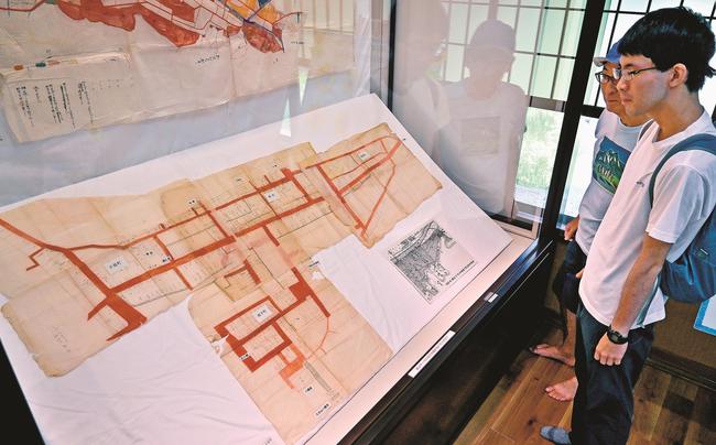 明治時代の浜田の土地の区画を描いた切図を見る来館者＝浜田市殿町、浜田城資料館