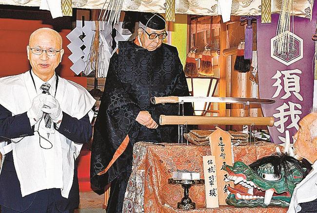 刀について説明する三上高慶さん（左）と勝部和承宮司＝雲南市大東町須賀、須我神社