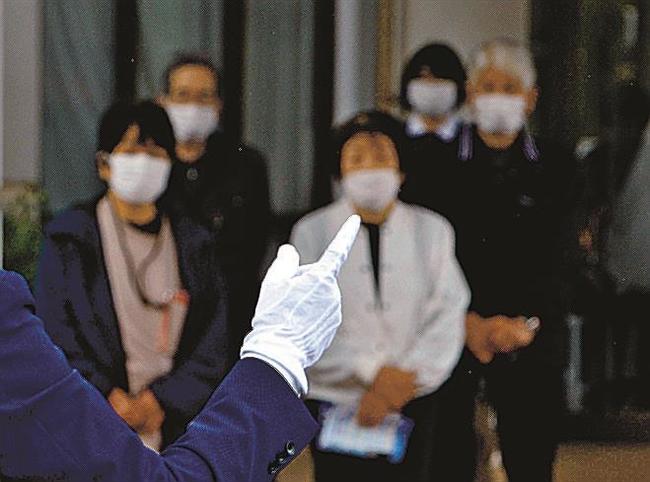 地域防災の訴えに力を込める立候補者＝松江市島根町