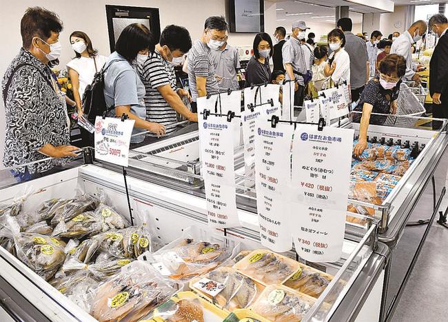 水産加工品を買い求める来場者＝浜田市原井町、山陰浜田港公設市場