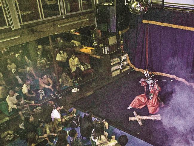 キャバレーのステージで石見神楽久々茂保存会が演じる「貴船」に見入る祭の来場者＝益田市駅前町、キャバレー赤玉