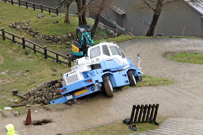 滑落したクレーン車＝鳥取市東町２丁目、鳥取城跡