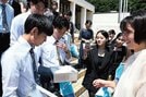 
          
タイムカプセルを開けて当時を懐かしむ参加者＝島根県隠岐の島町西町、隠岐島文化会館
        