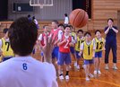 北川弘選手（左）のパスを受けてシュートに挑戦する児童