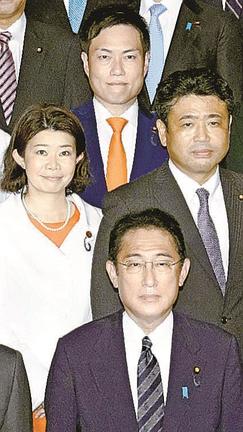 ２０２２年８月、首相官邸で行われた政務官との記念撮影で岸田首相（下）と写真に納まる秋本真利衆院議員（上段）