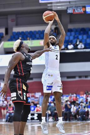 【第５戦・島根－大阪】第１クオーター、島根のペリン・ビュフォードがシュートを放つ＝大阪市、おおきにアリーナ舞洲
