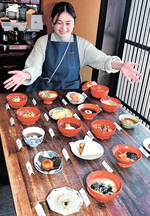 「もち街」で販売する餅料理を披露する関係者＝出雲市平田町、木綿街道交流館
