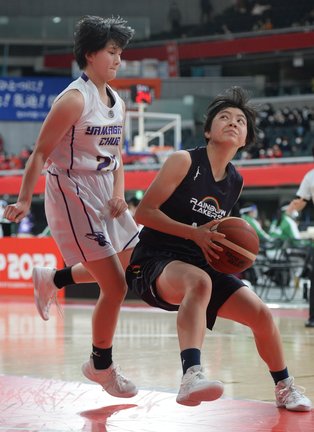 【女子１回戦・松江商ー山形中央】第２クオーター、松江商の上野めい（右）がインサイドからゴールを狙う＝東京都、東京体育館