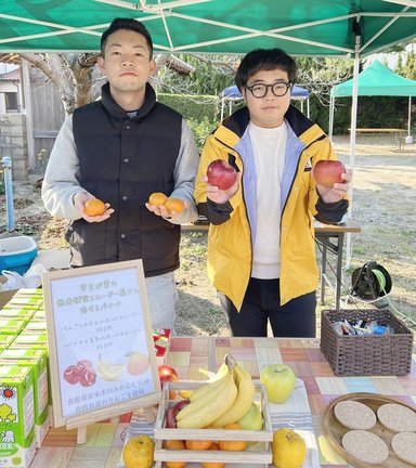スムージー屋「恋するバナナ」を運営する寺迫麟さん（左）と中野一天さん＝江津市都野津町