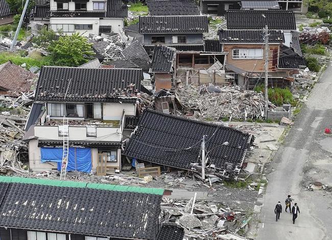 倒壊したまま残る石川県珠洲市宝立町地区の家屋＝６月28日（ドローンから）