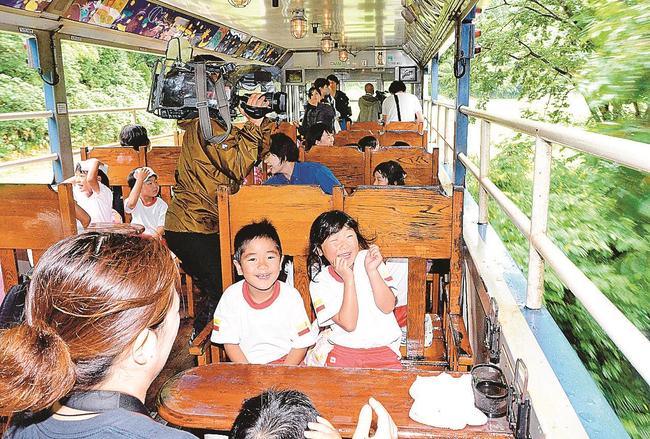 自然との近さが魅力の列車の旅を楽しむ園児＝島根県奥出雲町