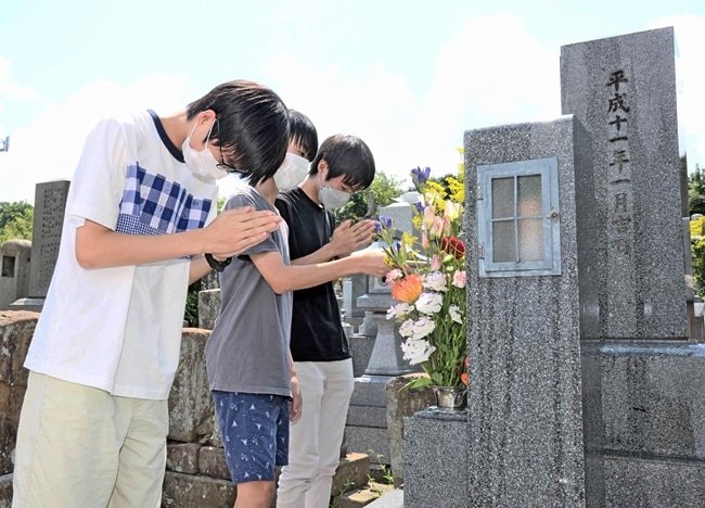 お盆に墓参りする人たち。墓じまいに思いをはせる人もいただろう