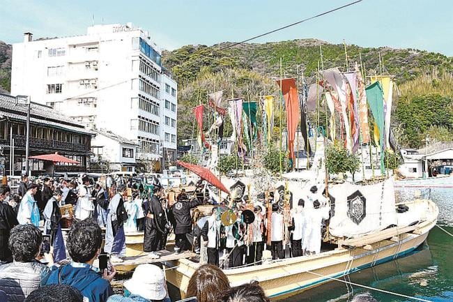 観光客や地元住民が見守る中、御船に乗り込む当屋＝松江市美保関町美保関、美保関港