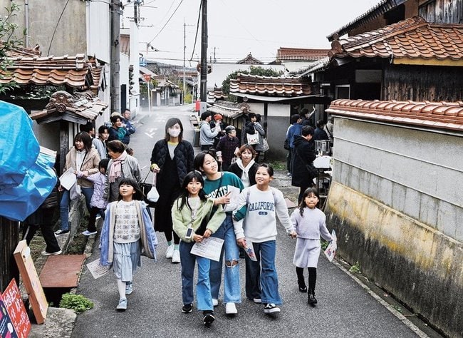 石州赤瓦の古民家が残る街並みを楽しみながら歩く来場者＝江津市都野津町