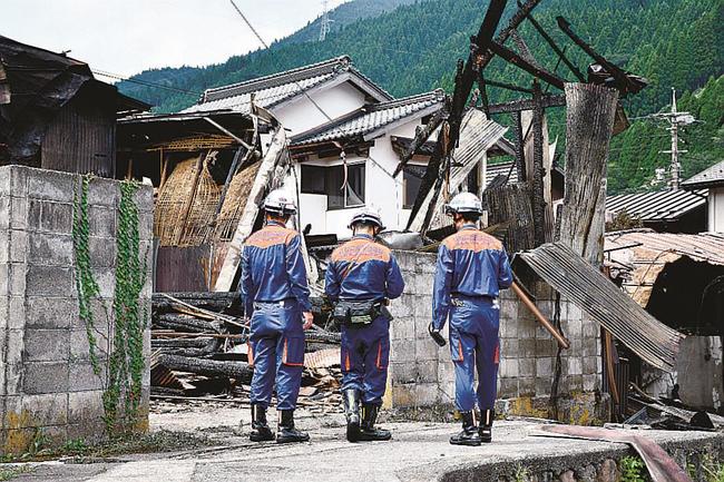 火災から一夜明け、出火した住宅付近を調べる鳥取県西部消防局員＝鳥取県江府町江尾