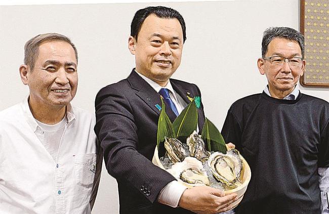 特大のイワガキをＰＲする（左から）青木隆幸さん、丸山達也知事、和田憲幸さん