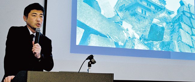 城郭石垣の復旧・修理の歴史を講演する細田隆博文化財専門員＝鳥取市上町、やまびこ館