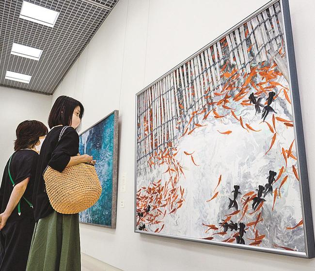 会場の作品を眺める来場者＝松江市袖師町、島根県立美術館