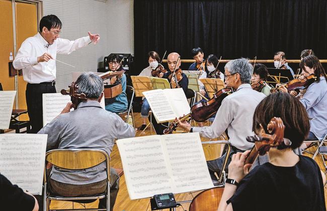 １２月の本番へ向け、初練習に臨む参加者＝松江市殿町、島根県民会館
