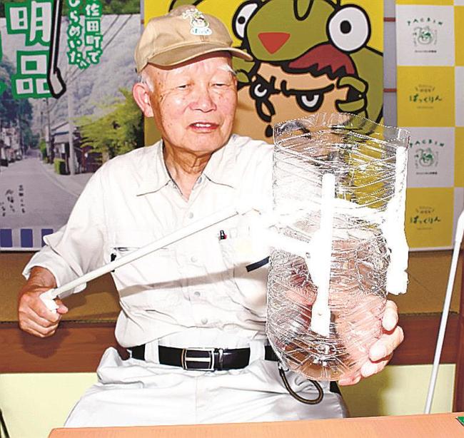 ぱっくりんの新たな活用法を説明する浜村雅男社長＝出雲市佐田町反辺