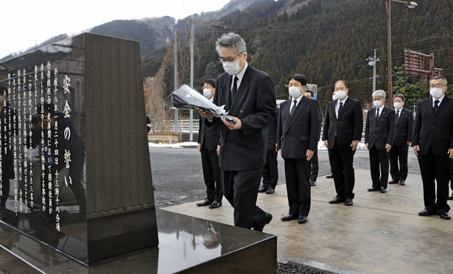 事故の教訓を刻む安全碑に献花するＪＲ西日本米子支社の佐伯祥一支社長＝鳥取県日野町根雨