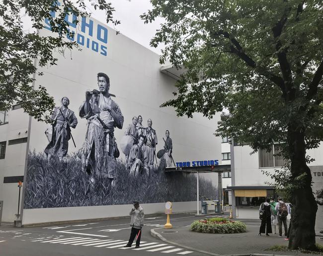 「七人の侍」の壁画＝東京都世田谷区の東宝スタジオ（２０１８年撮影）